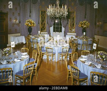 Tabelle Einstellungen und Blumenarrangements, November 1961: 13-14. Tische und Blumenarrangements für ein Abendessen zu Ehren des Gouverneurs von Puerto Rico Luis Muu00f1oz Maru00edn. Blue Room, White House, Washington, D.C. Stockfoto