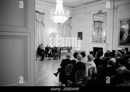 Abendessen zu Ehren des Gouverneurs Luis Muu00f1oz Maru00edn von Puerto Rico, 8:00pm Uhr. (L-R) Geiger Alexander Schneider, Pianist Mieczyslaw Horszowski und Cellist Pablo Casals treten bei einem Staatsessen zu Ehren des Gouverneurs von Puerto Rico Luis Muu00f1oz Maru00edn auf. East Room, White House, Washington, D.C. Stockfoto