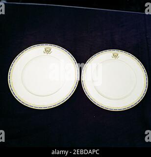 China und Kristall im Weißen Haus verwendet. Porzellanteller, die 1934 während der Verwaltung des Präsidenten Franklin D. Rooseveltu2019s erworben und von Lenox China hergestellt wurden. Der Teller auf der linken Seite ist ein Essteller und der auf der rechten Seite ist ein entru00e9e oder Fischteller. Beide Teller sind mit 48 vergoldeten Sternen verziert, die die Staaten repräsentieren, innerhalb einer blauen Grenze; und einer inneren Grenze, bestehend aus vergoldeten Rosen und Federn und dem Präsidentenarm in Emaille-Farben. Stockfoto