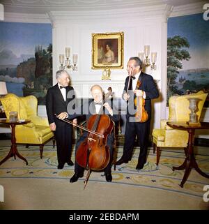 Abendessen zu Ehren des Gouverneurs Luis Muu00f1oz Maru00edn von Puerto Rico, 8:00pm Uhr. Der Cellist Pablo Casals und Musiker Proben im Diplomatischen Empfangsraum, bevor sie für Gäste bei einem Staatsessen für den Gouverneur von Puerto Rico im Weißen Haus, Washington, D.C. auftreten.die Musiker probten während des Abendessens privat und zogen in den East Room für die After-Dinner-Performance. (L-R) Pianist Mieczyslaw Horszowski; Casals; Geiger Alexander Schneider. Stockfoto