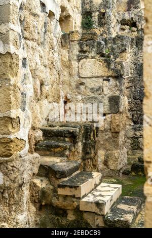 Cordoba, Spanien - 31 Januar, 2021 :Treppen und Mauern in den Ruinen von Medina Azahara Stockfoto