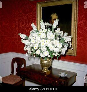 Abendessen zu Ehren von Jawaharlal Nehru, Premierminister von Indien (Blumenarrangements und Tischgedecke). Blumenarrangement für ein Abendessen zu Ehren des indischen Premierministers Jawaharlal Nehru. Red Room, White House, Washington, D.C. Stockfoto