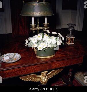 Abendessen zu Ehren von Jawaharlal Nehru, Premierminister von Indien (Blumenarrangements und Tischgedecke). Blumenarrangement für ein Abendessen zu Ehren des indischen Premierministers Jawaharlal Nehru. Red Room, White House, Washington, D.C. Stockfoto