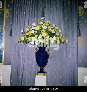 Abendessen zu Ehren von Jawaharlal Nehru, Premierminister von Indien (Blumenarrangements und Tischgedecke). Blumenarrangement für ein Abendessen zu Ehren des indischen Premierministers Jawaharlal Nehru. Blue Room, White House, Washington, D.C. Stockfoto