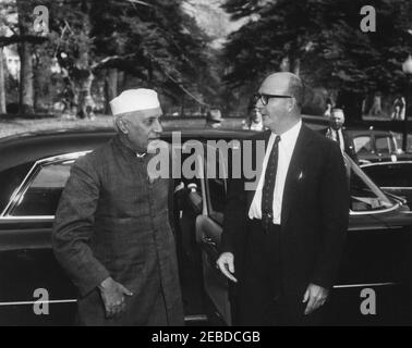 Treffen mit Jawaharlal Nehru, Premierminister von Indien, 10:00am Uhr. Der indische Premierminister Jawaharlal Nehru kommt im Weißen Haus zu einem Treffen mit Präsident John F. Kennedy an und wird vom Sonderassistenten des Präsidenten Dave Powers getroffen. Washington, D.C. Stockfoto