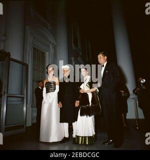 Abendessen zu Ehren von Jawaharlal Nehru, Premierminister von Indien, 8:00pm Uhr. Bei einem Abendessen zu Ehren des indischen Premierministers Jawaharlal Nehru posieren Präsident John F. Kennedy und Gäste im North Portico, White House, Washington, D.C. (L-R) First Lady Jacqueline Kennedy; Premierminister Nehru; die Prime Ministeru2019s-Tochter Indira Ghandi; Präsident Kennedy. Stockfoto