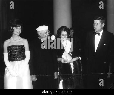 Abendessen zu Ehren von Jawaharlal Nehru, Premierminister von Indien, 8:00pm Uhr. (L-R) First Lady Jacqueline Kennedy, Premierminister Jawaharlal Nehru, Indira Gandhi und Präsident John F. Kennedy nehmen an einem Abendessen zu Ehren von Premierminister Nehru Teil. North Portico, White House, Washington, D.C., rnrnrn Stockfoto