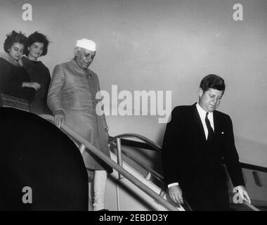 Ankunftszeremonie für Jawaharlal Nehru, Premierminister von Indien, 4:20pm Uhr. Präsident John F. Kennedy steigt die Treppe der Air Force One während der Ankunftszeremonien für Premierminister von Indien Jawaharlal Nehru herab. Premierminister Nehru, seine Tochter Indira Gandhi und First Lady Jacqueline Kennedy folgen. Andrews Air Force Base, Maryland. Stockfoto