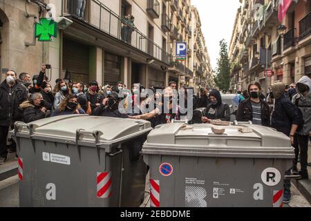 Gegen Demonstranten, die Lärm hinter Mülltonnen während der Polizeidemonstration machen.die spanische Vereinigung, die sich aus Agenten des Nationalen Polizeikorps und der Zivilgarde, Jusapol (Police Salary Justice), gebildet hat. Hat protestiert und behauptet, die Regierung habe die Polizei in Katalonien aufgegeben und sie fordern die Regierung auf, Katalonien zu einem Sondergebiet der Sicherheit zu erklären. An der Veranstaltung nahm Ignacio Garriga Teil, Kandidat der spanischen rechtsextremen Partei Vox für die Präsidentschaft der Generalitat von Katalonien. Antifaschistische Gruppen, die gegen die Demonstration demonstrierten, wurden von der Polizei daran gehindert, sich zu nähern. Stockfoto