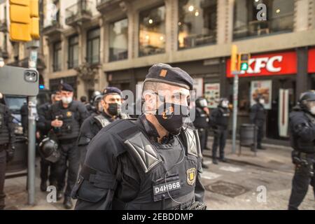 Polizisten, die verhindern, dass sich Gegenprotestierende der Jusapol-Demonstration nähern.die spanische Vereinigung, die aus Agenten des Nationalen Polizeikorps und der Zivilgarde, Jusapol (Police Salary Justice), besteht. Hat protestiert und behauptet, die Regierung habe die Polizei in Katalonien aufgegeben und sie fordern die Regierung auf, Katalonien zu einem Sondergebiet der Sicherheit zu erklären. An der Veranstaltung nahm Ignacio Garriga Teil, Kandidat der spanischen rechtsextremen Partei Vox für die Präsidentschaft der Generalitat von Katalonien. Antifaschistische Gruppen, die gegen demonstrierten, wurden von der Polizei von approac verhindert Stockfoto