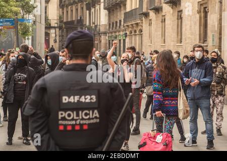 Polizisten, die verhindern, dass sich Gegenprotestierende der Jusapol-Demonstration nähern.die spanische Vereinigung, die aus Agenten des Nationalen Polizeikorps und der Zivilgarde, Jusapol (Police Salary Justice), besteht. Hat protestiert und behauptet, die Regierung habe die Polizei in Katalonien aufgegeben und sie fordern die Regierung auf, Katalonien zu einem Sondergebiet der Sicherheit zu erklären. An der Veranstaltung nahm Ignacio Garriga Teil, Kandidat der spanischen rechtsextremen Partei Vox für die Präsidentschaft der Generalitat von Katalonien. Antifaschistische Gruppen, die gegen demonstrierten, wurden von der Polizei von approac verhindert Stockfoto