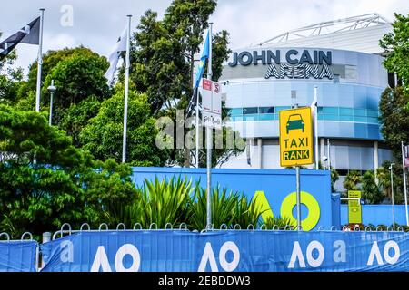 Melbourne, Victoria, Australien. Februar 2021, 7th. Ein leerer Taxistand beim Australian Open Grand Slam Tennisturnier mit der neu umbenannten John Cain Arena (früher bekannt als Melbourne Arena und Hisense Arena und Vodafone Arena) im Olympiapark in Melbourne. Quelle: Alexander Bogatirev/SOPA Images/ZUMA Wire/Alamy Live News Stockfoto