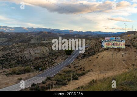 Tabernas, Spanien - 6. Februar 2021: Blick auf die Wüste Tabernas und den Oasys MiniHollywood Western Theme Park in Andalusien Stockfoto