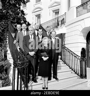 Präsidentenassistent David F. macht mit Besuchern. Special Assistant to the President Dave Powers mit nicht identifizierten Besuchern. South Front Stairs, White House, Washington, D.C. Stockfoto