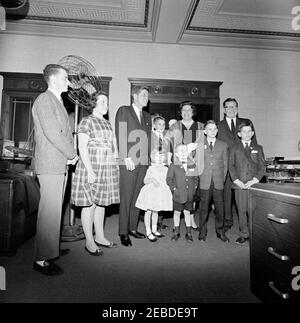 Rede bei einer politischen Kundgebung in Trenton, New Jersey. Präsident John F. Kennedy stellt mit der Familie des demokratischen Anwärters für Gouverneur von New Jersey Richard J. Hughes. Präsident Kennedy (Dritter von links), Elizabeth Hughes (vierte von rechts, mit weißer Halskette) und Richard J. Hughes (zweiter von rechts). Zu den Hughesu2019 Kindern und Neffen gehören: John J. Hughes; William Michael Murphy, Jr.; Patrick J. Murphy; Mary Hughes; Brian M. Hughes; Helen Hughes; und Kevin McGrary [die Identität der Kinder, die teilnehmen, wurden angegeben, aber nicht das Alter]. War Memorial Building, Trenton, New Je Stockfoto