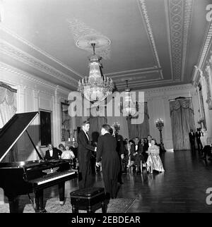 Abendessen zu Ehren des ehemaligen Präsidenten Harry S. Truman (HST), 8:00pm Uhr. Abendessen zu Ehren des ehemaligen Präsidenten Harry S. Truman. (L-R) Präsident John F. Kennedy steht mit Präsident Truman und dem Pianisten Eugene List zusammen. Sitzend, Front Row (L-R): Kongressabgeordneter Richard W. Bolling (Missouri), ehemalige First Lady Bess Truman, Vizepräsident Lyndon B. Johnson und eine unbekannte Frau. Auf dem Foto sind auch Margaret Truman Daniel (zwischen dem Kongressabgeordneten Bolling und Mrs. Truman), Lady Bird Johnson (links vom Leiter des Vizepräsidenten Johnsonu2019s), Clifton Daniel und der Direktor des Büros für das Budget zu sehen Stockfoto