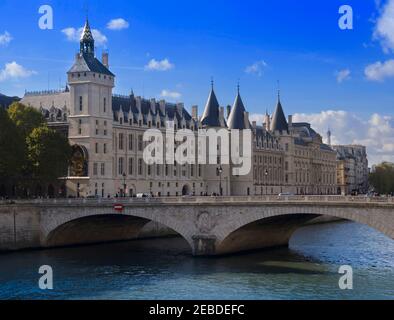 Conciergerie, Paris. Der ehemalige Königspalast wurde im 14th. Jahrhundert als Gefängnis umgebaut und ist heute noch Teil des Justizpalastes. Stockfoto