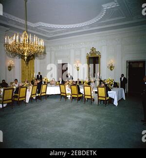 Abendessen zu Ehren des ehemaligen Präsidenten Harry S. Truman (HST), 8:00pm Uhr. Abendessen zu Ehren des ehemaligen Präsidenten Harry S. Truman. Sitzend weggerichtet von der Kamera (L-R): First Lady Jacqueline Kennedy, Präsident Truman und Lady Bird Johnson. State Dining Room, White House, Washington, D.C. Stockfoto