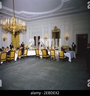 Abendessen zu Ehren des ehemaligen Präsidenten Harry S. Truman (HST), 8:00pm Uhr. Abendessen zu Ehren des ehemaligen Präsidenten Harry S. Truman. Der Generalstaatsanwalt Robert F. Kennedy ist ganz links auf dem Foto, mit Blick auf die Kamera. Sitzend weggerichtet von der Kamera (L-R): First Lady Jacqueline Kennedy, Präsident Truman und Lady Bird Johnson. State Dining Room, White House, Washington, D.C. Stockfoto