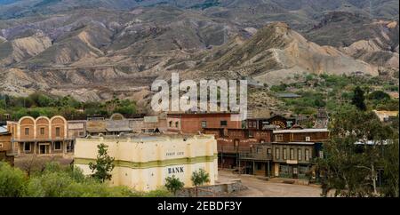 Tabernas, Spanien - 6. Februar 2021: Blick auf die Wüste Tabernas und den Oasys MiniHollywood Western Theme Park in Andalusien Stockfoto