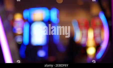 Unschärfe-Spielautomaten leuchten im Casino auf dem fabelhaften Las Vegas Strip, USA. Verschwommene Jackpot-Spielautomaten im Hotel in der Nähe der Fremont Street. Leuchtendes Neon Stockfoto