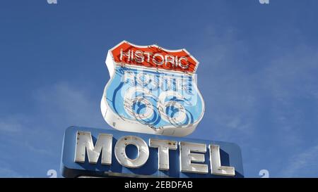 Motel Retro-Schild an der historischen Route 66 berühmten Reiseziel, vintage Symbol der Road Trip in den USA. Kultige Unterkunft Schild in Arizona Wüste. Alt-f Stockfoto