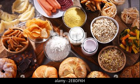 Zusammensetzung mit einer Vielzahl von glutenhaltigen Lebensmitteln. Stockfoto