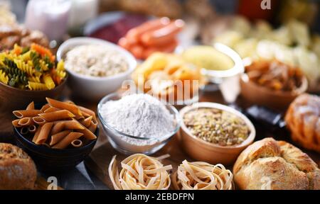 Zusammensetzung mit einer Vielzahl von glutenhaltigen Lebensmitteln. Stockfoto