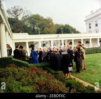 Besuch der lateinamerikanischen Archivare, 10:35 UHR. Präsident John F. Kennedy trifft sich mit lateinamerikanischen Delegierten zum Interamerikanischen Archivseminar. Präsident Kennedy (auf der Treppe links, teilweise versteckt); nicht identifizierte Archivare. Rose Garden, White House, Washington, D.C. Stockfoto