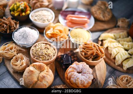 Zusammensetzung mit einer Vielzahl von glutenhaltigen Lebensmitteln. Stockfoto