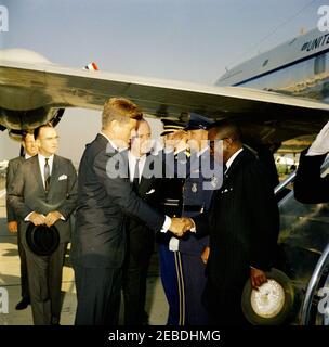 Ankunftszeremonie für William Vacanarat Shadrach Tubman, Präsident von Liberia, 10:00 UHR. Ankunftszeremonien für William V.S. Tubman, Präsident von Liberia. (L u2013 R): Präsident John F. Kennedy; Protokollchef Angier Biddle Duke; Präsident Tubman; andere nicht identifiziert. Andrews Air Force Base, Maryland. Stockfoto