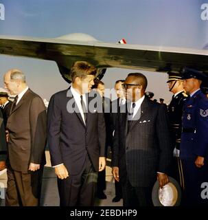 Ankunftszeremonie für William Vacanarat Shadrach Tubman, Präsident von Liberia, 10:00 UHR. Ankunftszeremonien für William V.S. Tubman, Präsident von Liberia. (L u2013 R): Staatssekretär Dean Rusk; Präsident John F. Kennedy; Präsident Tubman; andere nicht identifiziert. Andrews Air Force Base, Maryland. Stockfoto