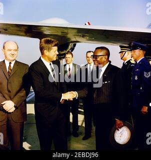 Ankunftszeremonie für William Vacanarat Shadrach Tubman, Präsident von Liberia, 10:00 UHR. Ankunftszeremonien für William V.S. Tubman, Präsident von Liberia. (L u2013 R): Staatssekretär Dean Rusk; Präsident John F. Kennedy; Präsident Tubman; andere nicht identifiziert. Andrews Air Force Base, Maryland. Stockfoto