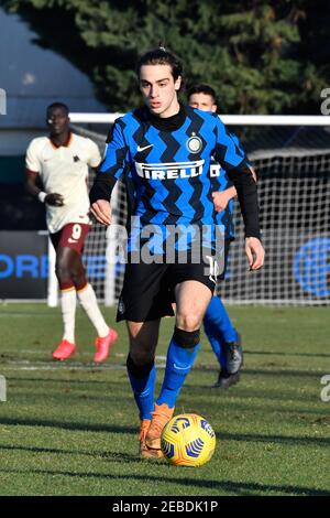 Mailand, Italien. 11th, Februar 2021. Gaetano Oristano (10) von Inter U-19 während der Campionato Primavera 1 Spiel zwischen Inter und Roma im Suning Youth Development Center, Mailand gesehen. (Foto: Gonzales Photo – Tommaso Fimiano). Stockfoto