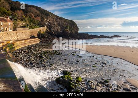 Der Strand und das Dorf in East Portholland Cornwall England Europa Stockfoto