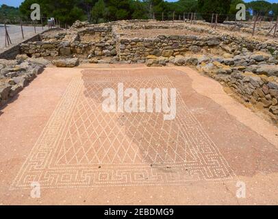 Ruinen der griechischen Stadt Empuries, Katalonien, Spanien. Ein Mosaikboden in einem der ausgegrabenen Gebäude. Stockfoto