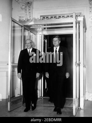 Mittagessen zu Ehren von Urho Kekkonen, Präsident Finnlands, 1:00 Uhr. Mittagessen zu Ehren des finnischen Präsidenten Urho Kekkonen. Präsident Kekkonen; Präsident John F. Kennedy. North Portico, White House, Washington, D.C. Stockfoto