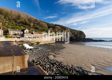 Der Strand und das Dorf in East Portholland Cornwall England Europa Stockfoto