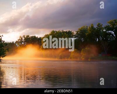 Nebel bei Sonnenuntergang auf dem Erie Canal in der Nähe von Utica, New York Stockfoto