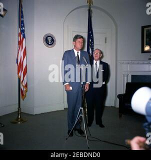 Bemerkungen an die Presse bezüglich einer Einladung zur Medical Care for the Aged Rally, die um 12:00pm Uhr im Madison Square Garden stattfindet. Präsident John F. Kennedy hält Bemerkungen zu einer medizinischen Versorgung für die Aged Rally im Madison Square Garden in New York City und akzeptiert eine Einladung zur Teilnahme an der Kundgebung. Rechts steht der Präsident des Nationalrats der Senioren und ehemalige Kongressabgeordnete von Rhode Island, Aime J. Forand. Fish Room (Konferenzraum), White House, Washington, D.C. Stockfoto