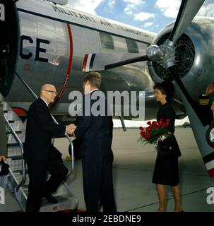 Ankunft Zeremonien für Urho Kekkonen, Präsident von Finnland, 11:00 UHR. Ankunftszeremonien für Urho Kekkonen, Präsident Finnlands. (L u2013 R): Präsident Kekkonen; Präsident John F. Kennedy; First Lady Jacqueline Kennedy (mit Rosen). Andrews Air Force Base, Maryland. Stockfoto