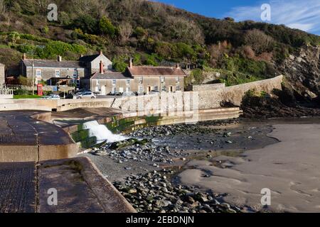 Der Strand und das Dorf in East Portholland Cornwall England Europa Stockfoto