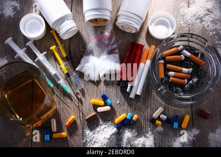 Süchtig machenden Substanzen, einschließlich Alkohol, Zigaretten und Drogen. Stockfoto