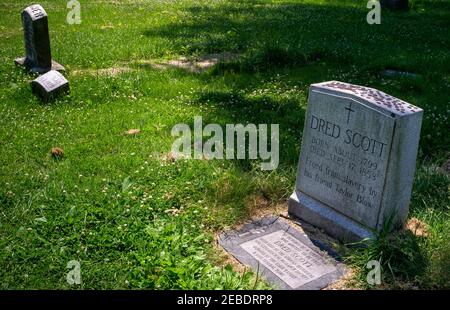 Pennies schmücken den Grabstein des Grabes von Dred Scott, dem amerikanischen Sklaven, der in den Jahren vor dem amerikanischen Bürgerkrieg für seine Freiheit verklagt hatte. Stockfoto