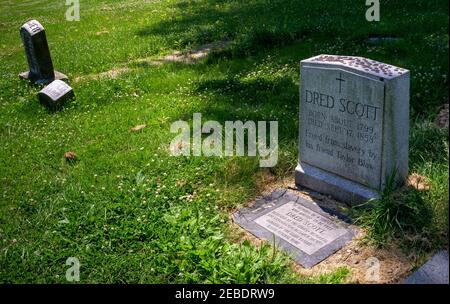 Pennies schmücken den Grabstein des Grabes von Dred Scott, dem amerikanischen Sklaven, der in den Jahren vor dem amerikanischen Bürgerkrieg für seine Freiheit verklagt hatte. Stockfoto