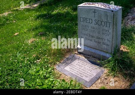 Pennies schmücken den Grabstein des Grabes von Dred Scott, dem amerikanischen Sklaven, der in den Jahren vor dem amerikanischen Bürgerkrieg für seine Freiheit verklagt hatte. Stockfoto