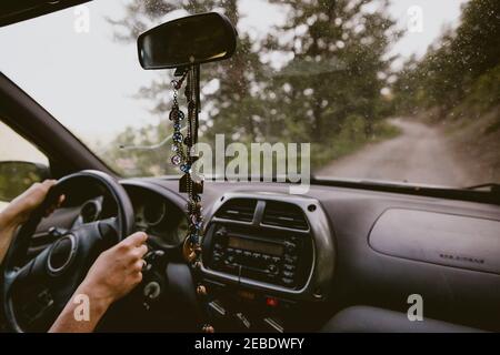 POV vom Beifahrersitz Fahren auf einer unbefestigten Straße schmutzig Windschutzscheibe Stockfoto