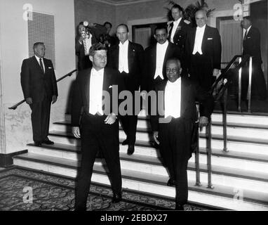 Abendessen zu Ehren von Präsident Kennedy, gegeben von El Ferik Ibrahim Abboud, Präsident des Sudan, im Mayflower Hotel, rnWashington, D.C., 8:30PMrn Uhr. Abendessen zu Ehren von Präsident John F. Kennedy, gegeben von El Ferik Ibrahim Abboud, Präsident des Sudan. Erste Reihe (L u2013 R): Präsident Kennedy; Präsident Abboud. Zweite Reihe: Chef des Protokolls Angier Biddle Duke; Dr. Osman Hadari, Botschafter des Sudan. Dritte Reihe: Militärhilfe an den Präsidenten General Chester V. Clifton; nicht identifizierter Mann. Nicht identifizierte Gäste und Fotografen im Hintergrund. Mayflower Hotel, Washington, D.C. Stockfoto