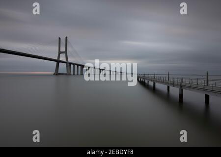 Vasco de Gama brigde bei Sonnenuntergang in Long expo Stockfoto