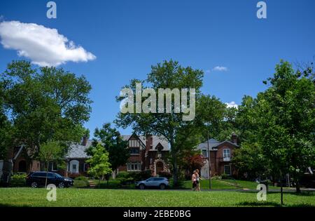 Besucher schlendern durch den Francis Park im St. Louis Hills Viertel von St. Louis, Missouri USA Sonntag, 12. Juli 2020. Stockfoto